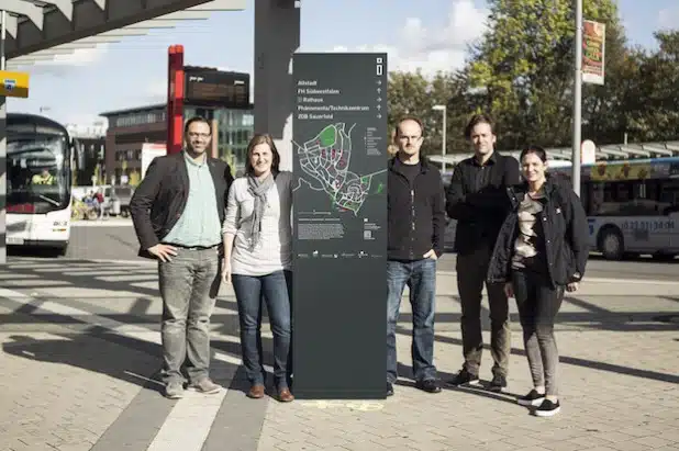 Eine der acht Infostelen des Wegeleitsystems entsteht am Bahnhof. V.l.n.r.: Lars Bursian (Fachdienstleiter Stadtplanung und Verkehr), Verena Reuter (Fachdienst Stadtplanung und Verkehr), Bastian Both und Dirk Miekeley (Miekeley Architekten) sowie Jasmin Ochmann (David&Goliath) - Foto: David&Goliath.