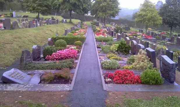 Erneuert wurde ein weiteres Naturgrabfeld am Friedhof in Niederdresselndorf (Foto: Gemeinde Burbach).