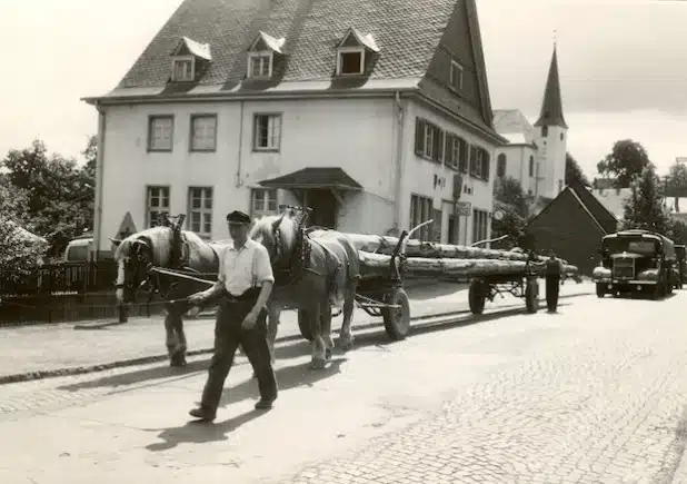 Die Nassauische Straße in Burbach mit der „Alten Post“. Um die Geschichten aus den frühen Jahren geht es im Burbacher Erzählcafé am kommenden Montag (Foto: Gemeinde Burbach).