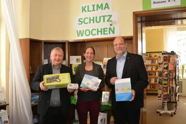 Wolfgang Römer (r.), Hemers erster stellvertretender Bürgermeister, eröffnete die Klimawochen in der Stadtbücherei mit Büchereileiterin Katrin Gabriel und Klimamanager Martin Rabe (Foto: Stadt Hemer).