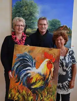 Gabriele und Gerhard Dahm stellen aus. Organisiert wird die Kunstausstellung von Edelgard Hunsmann (rechts) - Foto: Diakonie Mark-Ruhr gemeinnützige GmbH.