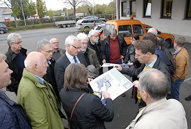 Die Mitglieder des Ausschusses für Bau- und Straßenwesen informierten sich unter anderem an den Kfz-Zulassungsstellen in Soest (Bild) und Lippstadt (Foto: Wilhelm Müschenborn/Kreis Soest).