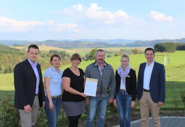 Christina Kamp und ihr Vater (Dritte und Vierter von links) freuen sich über die Auszeichnung als „Vier Sterne-Hof“, welche Bürgermeister Christian Pospischil (rechts), Amtsleiter Frank Burghaus (links), Anna Schulte vom Sachgebiet Stadtmarketing und Tourismus (Zweite von links) und Auszubildende Lisa Stamm (Zweite von rechts) den Besitzern überreichten (Foto: Hansestadt Attendorn).