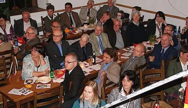 Gastgeber Rönsahl unterhielt seine Gäste im Kulturzentrum Historische Brennerei (Foto: Fabian Kuziel/Märkischer Kreis).