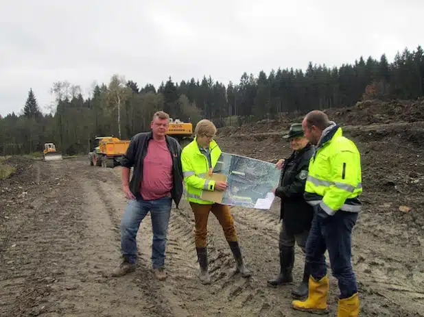 5.000 Kubikmeter Bodenmassen sind für die Verbreiterung des Fließkorridors der Möhne zu bewegen. Bei einem Ortstermin an der Baustelle trafen sich (von links) Thorsten Haas (Firma Sauer & Sommer), Philipp Büngeler (Kreis Soest), Ludger Hogrebe (Forstverwaltung Stadt Brilon) und Marc Oliver Jürgens (Firma Sauer & Sommer) - Foto: Mario Koke/Kreis Soest.