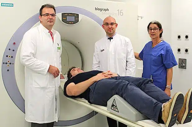 In Siegen gibt es künftig im PET/CT-Zentrum eine der derzeit modernsten Untersuchungsmethoden für Patienten mit Krebs- und Gehirnerkrankungen. Dr. Michael El-Sheik (links) und Privatdozent Dr. Deniz Kahraman (2. von rechts) leiten das Zentrum (Foto:  Diakonie in Südwestfalen gGmbH).