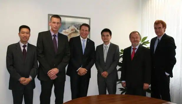 Der Geschäftsführer der QGM Gruppe, Samuel Fu, war jetzt mit einer Delegation zu Gast im Rathaus. Das Foto zeigt von links Guohua Fu, Betriebsleiter Eberhard Spies, Bürgermeister Bernhard Baumann, Geschäftsführer Samuel Fu, Wolfgang Meininghaus und den Baudezernenten Wolfgang Weber (Foto: Gemeinde Neunkirchen).