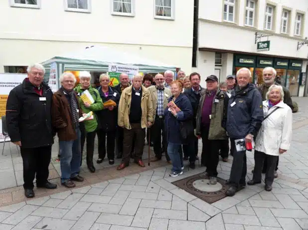 Die Kandidaten und Kandidatinnen der Seniorenbeiratswahl (v.l.n.r.): Heribert Hahner, Ingo Graumann, Ursula Buddruweit, Brigitte von Kürthen, Egbert Quaschnik, Joachim Pfänder, Gabriela Kollek-Gullo, Jürgen Fiedler, Prof. Kurt-Friedrich Blank, Edeltraud Putz, Werner Hartmann, Uta Lichtenheldt-Leisgen, Uwe Albert, Horst Schwarzbach, Gisela Perel, Norbert Klein-Raufhake, Heinz-Jürgen Wiewel, Dr. Norbert Hesse und Hannelore Fleischer. Nicht mit im Bild sind die Kandidaten Hans Bathelmes, Horst Klink und Christel Osing (Foto: Stadt Iserlohn).