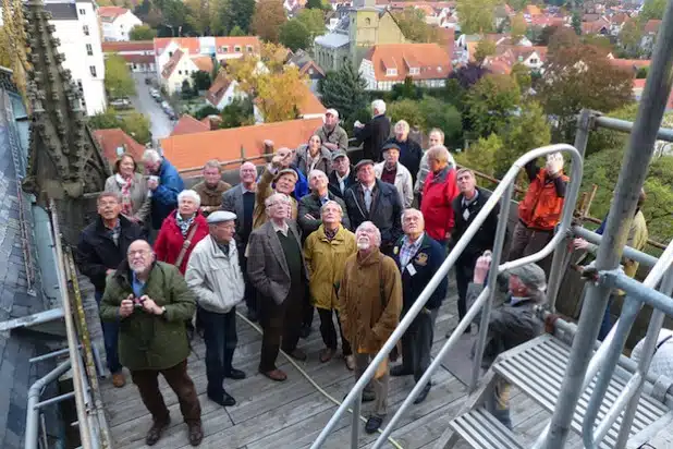 Auf dem Turmgerüst am Eingang zum Dachboden erläuterte Dombaumeister Jürgen Prigl die Arbeiten am erneuerten Südturm (Foto: Anja Heymann).