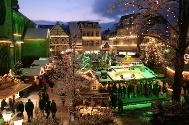 Der Soester Weihnachtsmarkt auf dem Petri-Kirchplatz (Quelle: Wirtschaft & Marketing Soest GmbH).