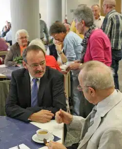 Auch der ehemalige OKD Dr. Bernhard Schneider (rechts) war aus Greven gekommen. Hier ein kleiner Schwatz mit Landrat Thomas Gemke (Foto: Hendrik Klein/Märkischer Kreis).