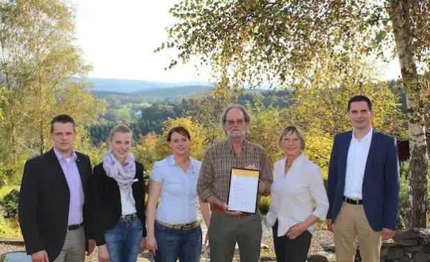 Thomas und Gertrud Bamberg (Zweite und Dritter von rechts) freuen sich über die Auszeichnung als „Drei Sterne-Ferienwohnung“, welche Bürgermeister  Christian Pospischil (rechts), Amtsleiter Frank Burghaus (links), Anna Schulte vom Sachgebiet Stadtmarketing und Tourismus (Dritte von links) und Auszubildende Lisa Stamm (Zweite von links) dem Ehepaar überreichten (Foto: Hansestadt Attendorn).