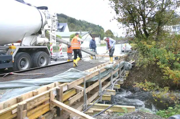 An der Brücke am Rautenschemm wird der Gehweg komplett erneuert (Foto: Stadt Meschede).