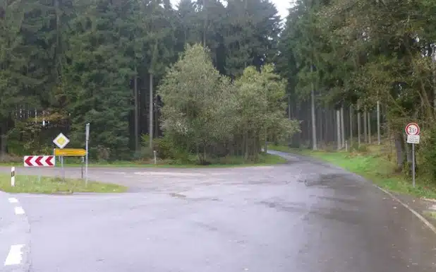 Vom 27. Oktober bis voraussichtlich 14. November 2014 finden auf dem sogenannten „Berlinghauser Weg“ Asphaltarbeiten statt, die zu Sperrungen dieses Verbindungsweges von Attendorn nach Repe führen (Foto: Hansestadt Attendorn).