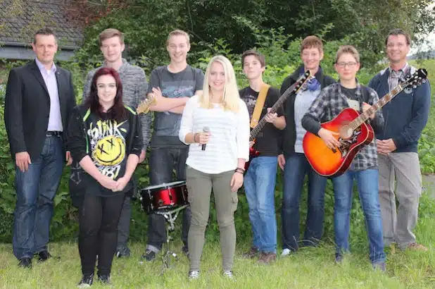 Frank Burghaus, Kulturamtsleiter der Hansestadt Attendorn (l.), sowie Thomas Hofer (r.) und Martina Kamp (3. v.r.) von der Musikschule der Hansestadt Attendorn freuen sich mit den Gewinnern des Band-Castings (Foto: Hansestadt Attendorn).