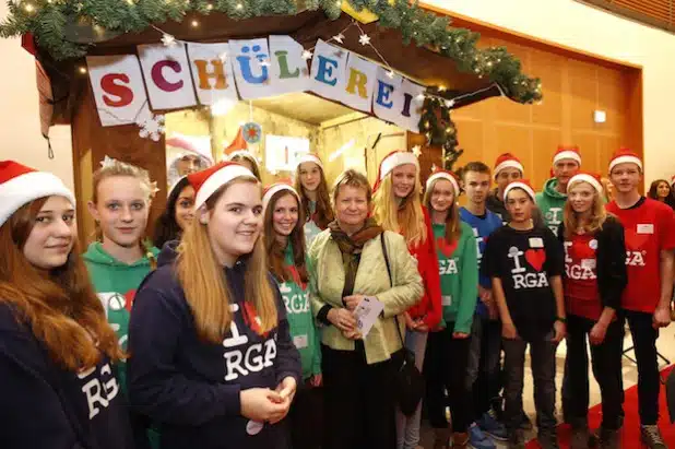 Die Freude über den 3. Platz war  groß. Schülerinnen und Schüler der Schülerei eSG vom Rivius Gymnasium Attendorn mit NRW-Schulministerin Sylvia Löhrmann bei der Siegerehrung (Foto: Volksbank Bigge-Lenne eG).