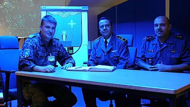 Gästebucheintrag: Im Rahmen des bilateralen Jahresprogramms begrüßte der Leiter des Lehr- und Verfahrenszentrums, Oberstleutnant Lars Gehlhaar (l.), kürzlich mit Major Mohamed Fliss (M.) und Oberleutnant Kamel Eddin Krimi (r.) zwei tunesische Luftverteidigungsoffiziere am Luftwaffenstandort Erndtebrück (Foto: Einsatzführungsbereich 2/Luftwaffe).