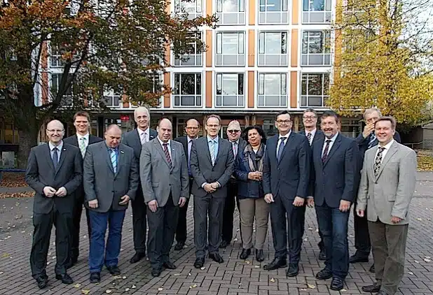 Von links: BM Michael Esken und Linus Klinner (Hemer), Jochen Becker und BM Christoph Ewers, BM Peter Weiken (Rüthen), Frank Kittelmann (Kerken), BM Dr. Martin Michalzik und Jürgen Schlautmann, Angelika Winkler (Bad Berleburg), BM Rainer Rauch und Rolf Husemann, BM Bernd Fuhrmann (Bad Berleburg), BM Josef Niehoff (Schöppingen) und BM Dirk Möcking (Kerken) - Foto: Gemeinde Wickede.