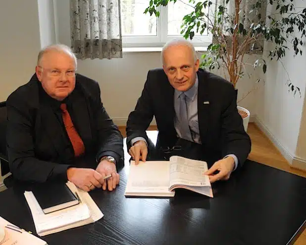 Den Haushaltsentwurf 2015 stellten jetzt Kämmerer Bernd Schäfer (l.) und Bürgermeister Christoph Ewers (r.) vor (Foto: Gemeinde Burbach).