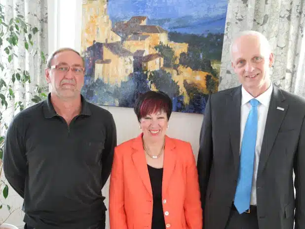 Die langjährige Mitarbeiterin Gertraude Buske wurde jetzt in einer kleinen Feierstunde durch den Bürgermeister Christoph Ewers in den Ruhestand verabschiedet (Foto: Gemeinde Burbach).