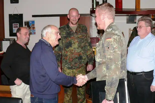 Oberstleutnant Andreas Springer begrüßte mehr als 60 ehemalige Soldaten und Beschäftigte am Luftwaffenstandort Erndtebrück als Gäste (Foto: Alexander Kehle).