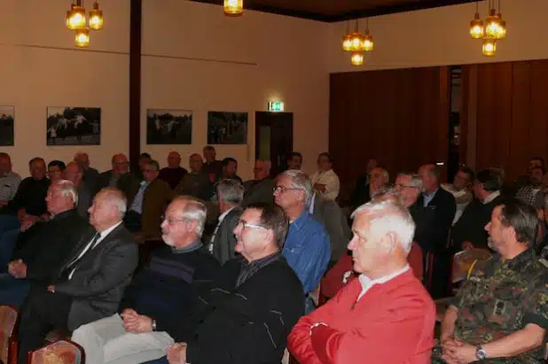 Volles Haus im Hachenberg-Casino. Mehr als 60 ehemalige Soldaten und Beschäftigte kamen zum Ehemaligentreffen (Foto: Alexander Kehle).