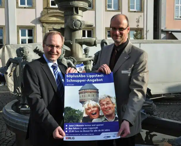 Der günstige Preis und die Nutzungsmöglichkeiten machen das 60plusAbo Lippstadt so attraktiv – da sind sich Bürgermeister Christof Sommer (r.) und Hauke Möller, Leiter RLG-Verkehrsmanagement, sicher (Foto: Stadt Lippstadt).