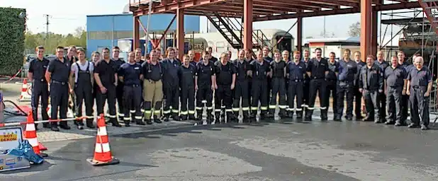 Als Besonderheit des 50. ABC-Lehrgangs wurde die praktische Prüfung in Dortmund auf dem Trainingsgelände der Firma DMT durchgeführt. Teilnehmer, Ausbilder und Prüfer formierten sich dort zum Gruppenbild (Foto: Sven Kleindopp/Presseteam Feuerwehr Kreis Soest).