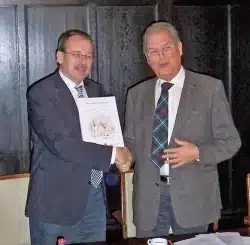 Stellten das neue Buch vor: Landrat Thomas Gemke (links) und Dr. Wilhelm Bleicher (Foto: Detlef Krüger/Märkischer Kreis).