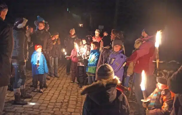 Mit Fackeln geht es bei der Lichterführung am Nikolaustag rund um die Burg Altena (Foto: Märkischer Kreis).