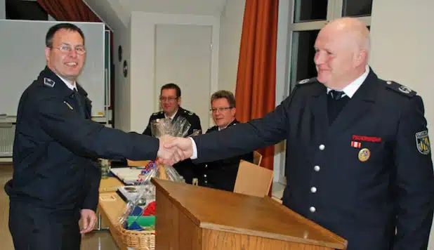 Dietmar Eckhardt (r.) bei der Verabschiedung von Stadtjugendfeuerwehrwart Michael Starke (Foto: Feuerwehr Lennestadt).