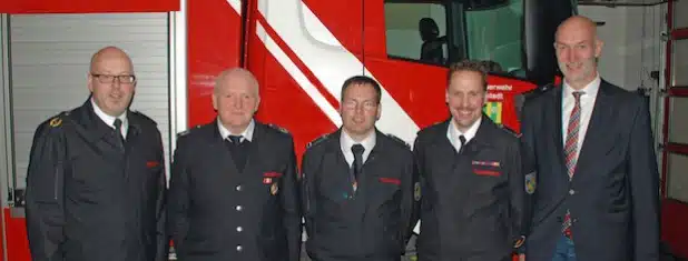 Von links: Kreisbrandmeister Christoph Lütticke, Dietmar Eckhardt, Michael Starke, Björn Greene und Bürgermeister Stefan Hundt (Foto: Feuerwehr Lennestadt).