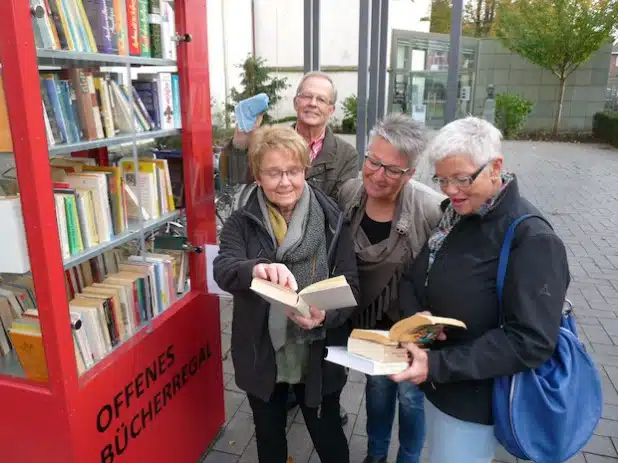 Barbara Heidenreich, Bernd Strätgen, Birgit Spiekermann und Ute Heginger (v.l.) kümmern sich ehrenamtlich um das Offene Bücherregal in Lippstadt (Foto: Stadt Lippstadt).