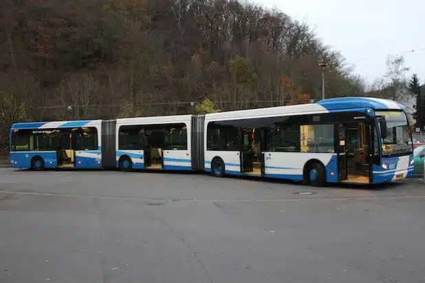 Der Doppelgelenkbus wird auf Siegens Straßen getestet (Foto: VWS GmbH).