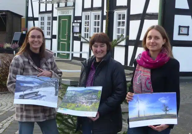 Susanne Birlenbach, Kornelia Heer und Anne-Kathrin Hoß präsentieren den Hilchenbacher Fotokalender 2015 (Foto: Stadt Hilchenbach).