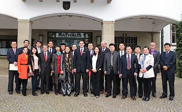 Bürgermeister Pospischil und  Dezernent Christoph Hesse von der Hansestadt Attendorn begrüßten die Gäste aus China im Rathaus (Foto: Hansestadt Attendorn).