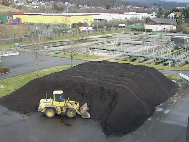 Jede Menge qualitativ hochwertiger Kompost wartet auf der Kläranlage Ferndorftal darauf, aufgeladen und mitgenommen zu werden (Foto: Stadt Hilchenbach).