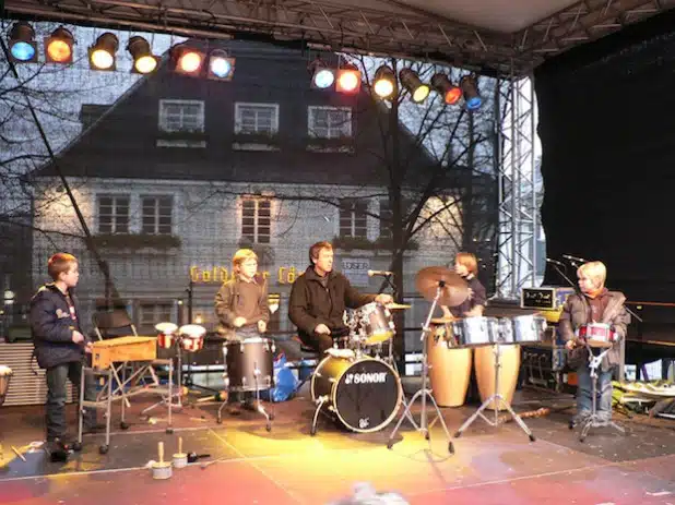 Die Percussiongruppe beim Auftritt anlässlich des Weihnachtsmarktes auf dem Marktplatz (Foto: Kreisstadt Olpe/Musikschule).