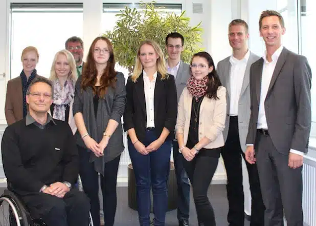 Landrat Andreas Müller (r.) hat die Delegation aus Charlottenburg mit Oliver Lüning (2. v.r.) und Jessika Schienke (3. v.r.) an der Spitze im Kreishaus empfangen: Mit dabei Auszubildende der Kreisverwaltung, Ausbildungsleiter Axel Ontrup (vorne links) und Klaus-Dieter Bohn, Personalratsvorsitzender der Kreisverwaltung (hinten links) - Foto: Kreis Siegen-Wittgenstein.