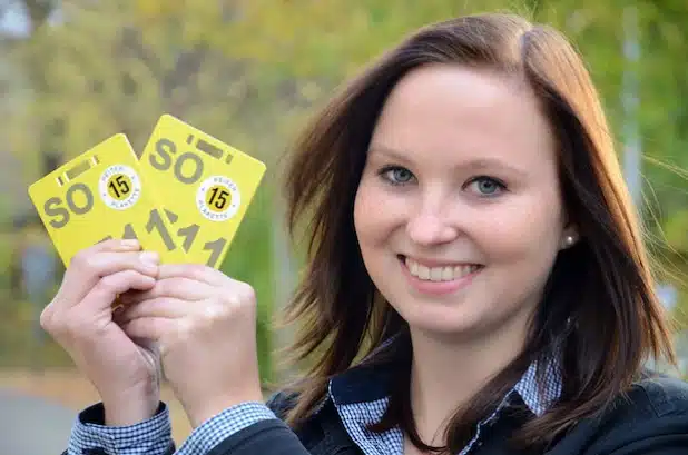 Die neuen Reiterplaketten für das Jahr 2015 sind ab sofort im Bürgerservice im Kreishaus-Foyer erhältlich. Darauf weist Mitarbeiterin Karina Sperling hin (Foto: Thomas Weinstock/Kreis Soest).