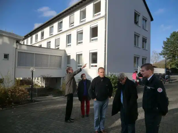 Das Foto zeigt von links nach rechts: Hr. Schröder-Hörster (Johanniter), Birgit Sippel MdEP, Hr. Ditz und Hr. Ernst (Bezirksregierung Arnsberg) sowie Hr. Rathje (Johanniter) im Gespräch (Foto: Europabüro Birgit Sippel MdEP).