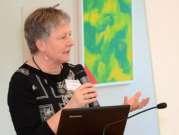 Elke Schlösser (Aachen) begeisterte ihr Auditorium im Hubertus-Schwartz-Berufskolleg mit einem spannenden Vortrag zum Thema „Interkulturelle Pädagogik in der Kita“ (Foto: Wilhelm Müschenborn/Kreis Soest).