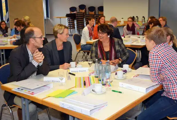 24 Pädagogen aus schulischen Steuergruppen qualifizieren sich auf Einladung des Regionalen Bildungsbüros im Schuljahr 2014/2015 zu Schulentwicklungs- und Teammanagern (Fotos: Anja Besse/Kreis Soest).