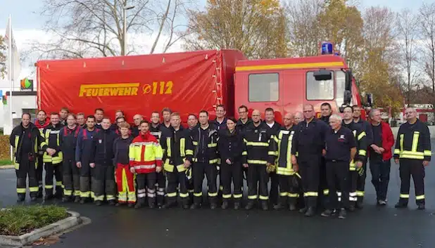 38 Angehörige der Freiwilligen Feuerwehren aus Erwitte, Geseke, Warstein und Wickede/Ruhr sowie des Rettungsdienstes und der feuerwehrtechnischen Zentrale des Kreises Soest haben das Seminar zur Dekontamination von Verletzten im Rettungszentrum des Kreises Soest teilgenommen erfolgreich absolviert (Foto: Harald Simon/Kreis Soest).