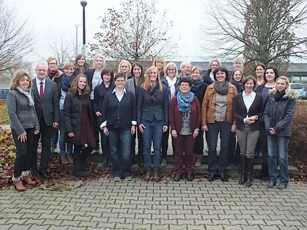 Das Foto zeigt Hauptgeschäftsführer Gerhard Brühl (links) sowie die Referentin Celina Schareck (2. von rechts) und die Teilnehmerinnen (Foto: Kreishandwerkerschaft Waldeck-Frankenberg).