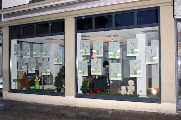 Informationen zu den 24 Kalender-Türchen finden sich im Schaufenster der ehemaligen Spielzeugkiste in der Wasserstraße (Foto: Hansestadt Attendorn).