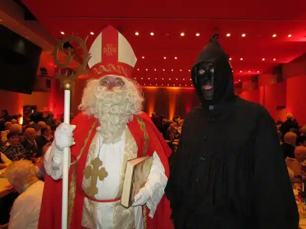 Traditionell endet der vorweihnachtliche Seniorennachmittag mit dem Besuch vom Nikolaus und seinem Knecht Ruprecht (Foto: Hansestadt Attendorn).