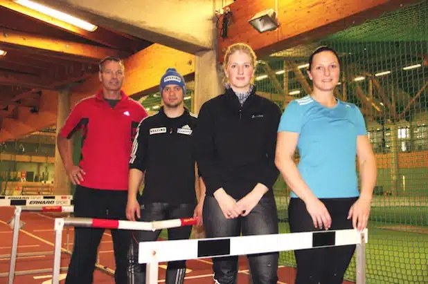 Nach dem knallharten Training im Paderborner Ahornpark (von vorne): Katharina Heinz, Janine Becker, Alexander Gassner und Athletik-Trainer Jens Schulze (Foto: Inga Ortmann).