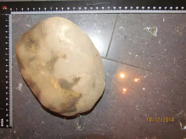 Mit diesem Stein wurde die Glasscheibe eingeworfen (Foto: Kreispolizeibehörde Soest).