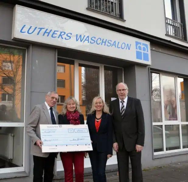 Udo G. Voeste (rechts) und Dieter Oberste Berghaus von der Loge Hagen überreichten eine Spende in Höhe von 1.000 Euro an Heidrun Schulz-Rabenschlag (2. von rechts) und Ilona Ladwig-Henning von Luthers Waschsalon - Foto: Diakonie Mark-Ruhr gemeinnützige GmbH.